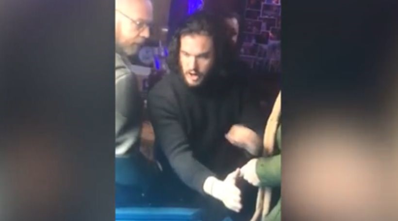 Πέταξαν έξω από μπαρ μεθυσμένο τον «Τζον Σνόου» του Game of Thrones – ΒΙΝΤΕΟ