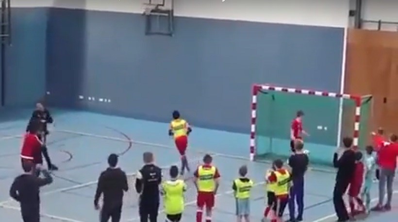 Έβαλε γκολ και το παπούτσι του… τρίποντο – ΒΙΝΤΕΟ