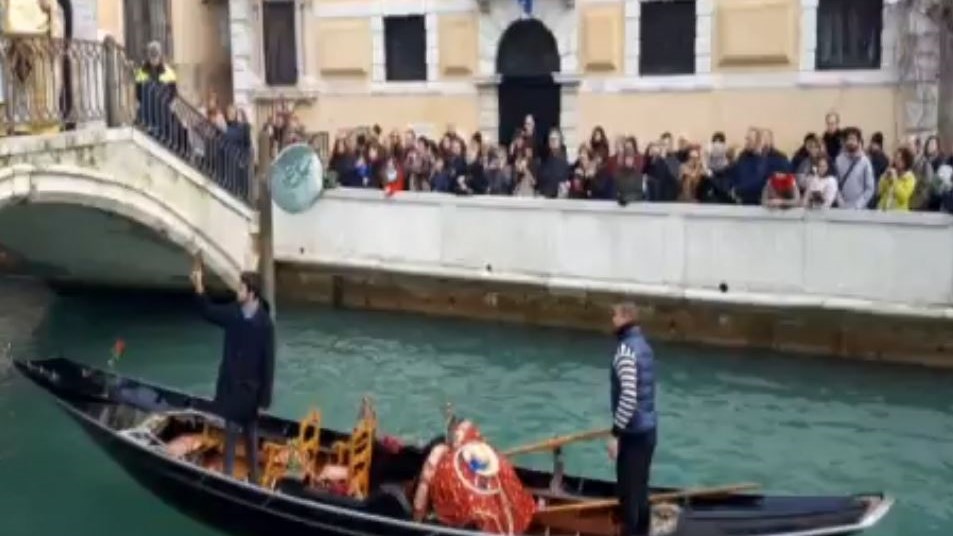 Θεοφάνεια στη Βενετία – Τι λέει ο 17χρονος Ελληνο-Ιταλός που έπιασε τον Σταυρό- ΒΙΝΤΕΟ
