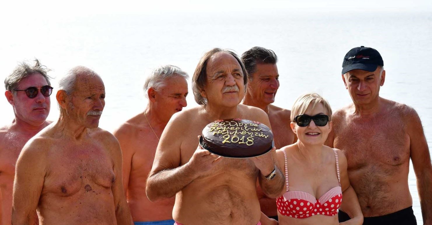 Το λέει η καρδούλα του- Χειμερινός κολυμβητής ετών 86, έκοψε τη βασιλόπιτα με την παρέα του- ΒΙΝΤΕΟ – ΦΩΤΟ