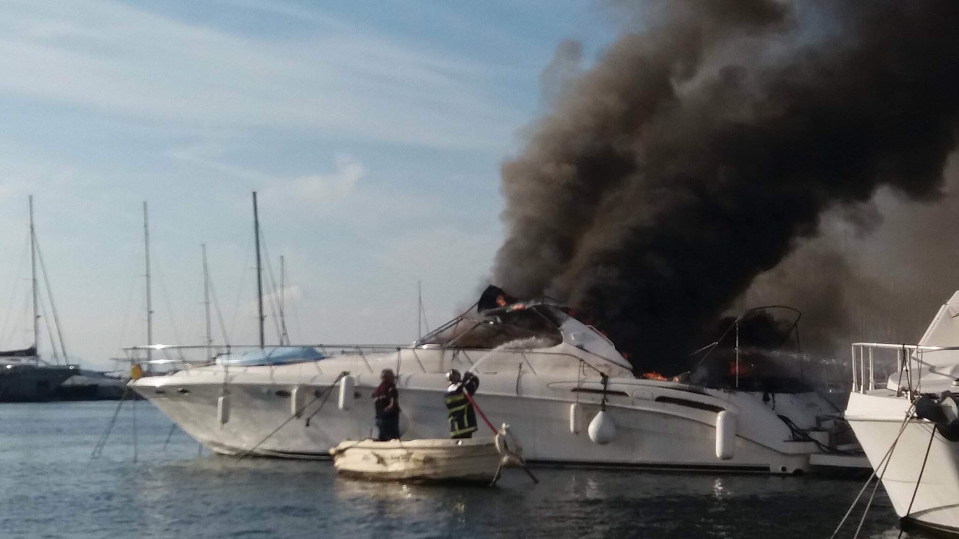 Φωτιά σε σκάφος στη Μαρίνα Αλίμου – ΦΩΤΟ