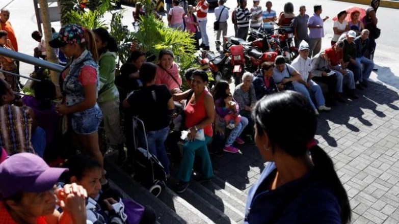 Χάος και ατελείωτες ουρές έξω από σούπερ μάρκετ στο Καράκας – Διαταγή Μαδούρο για μείωση τιμών – ΦΩΤΟ