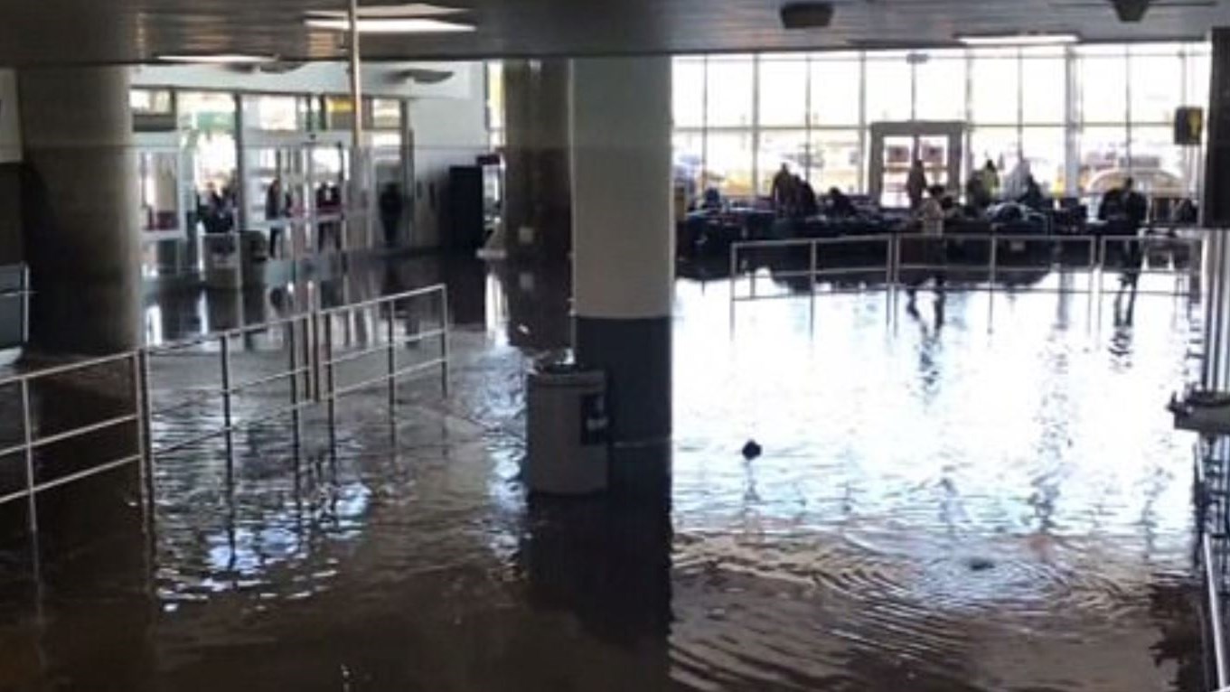 Χάος στη Νέα Υόρκη λόγω πολικού ψύχους – Πλημμύρισε το JFK – BINTEO