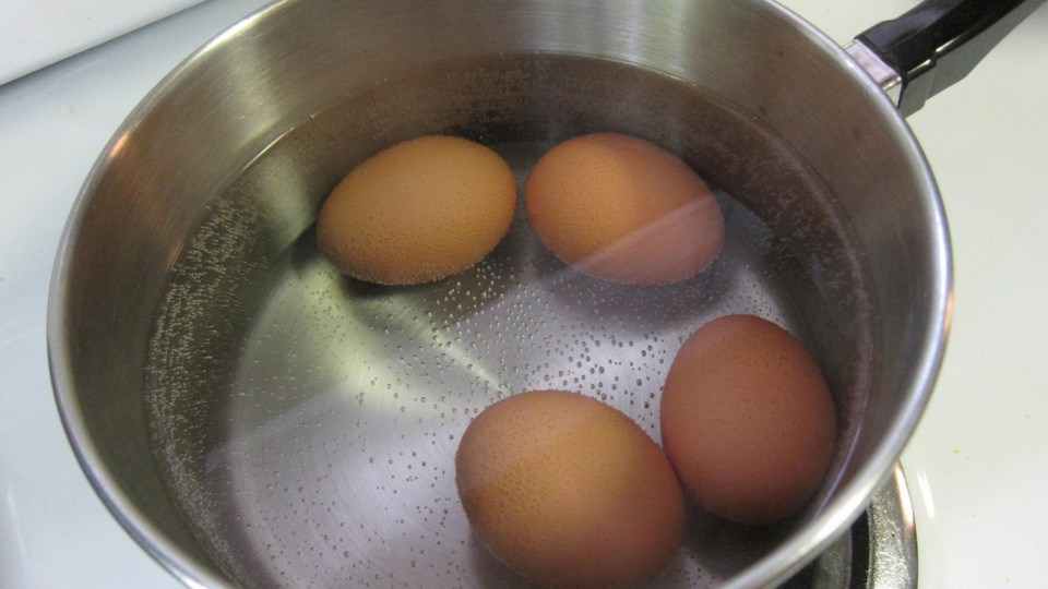 Το tip για να μην σπάνε τα αβγά όταν τα βράζουμε