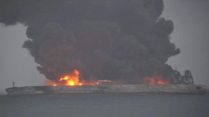 Φλέγεται ακόμη ιρανικό δεξαμενόπλοιο που μετέφερε πετρέλαιο και συγκρούστηκε με κινεζικό πλοίο