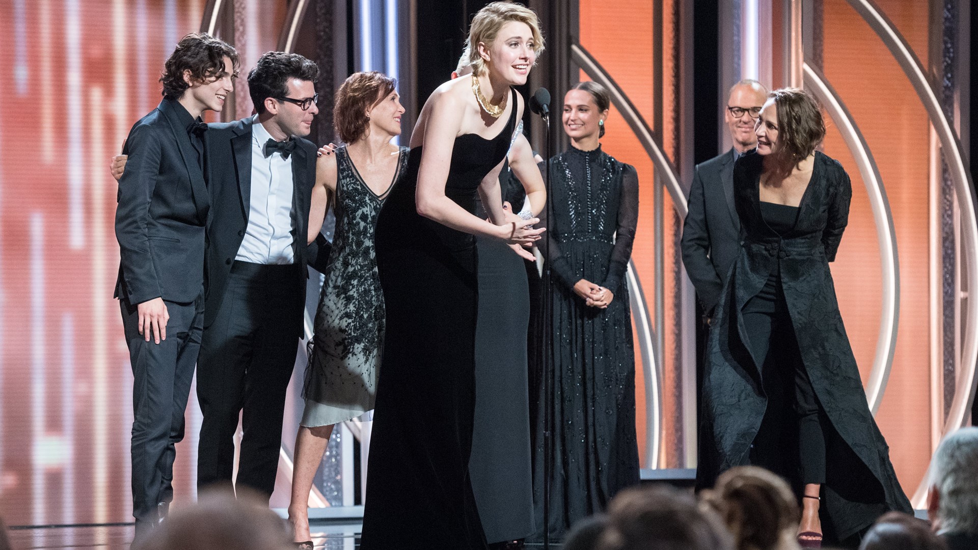 Κόκκινο χαλί με μαύρο χρώμα στις Χρυσές Σφαίρες – ΦΩΤΟ