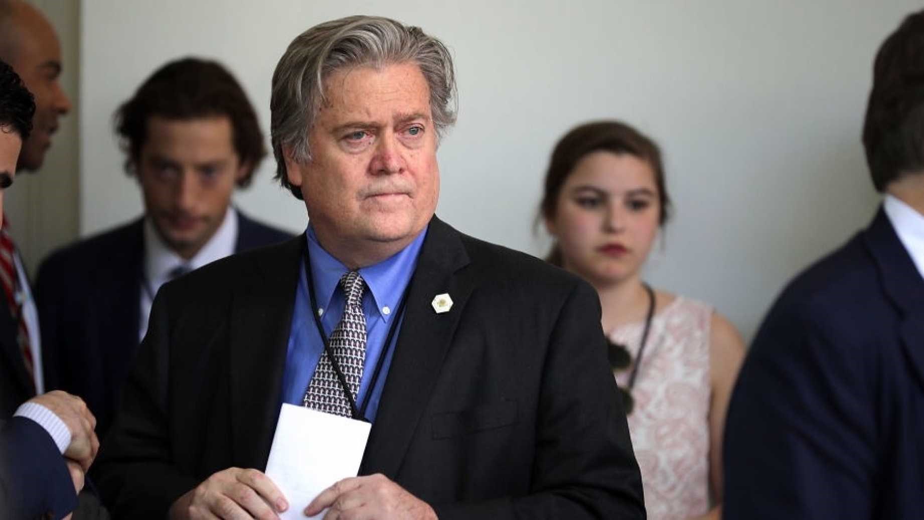 Στροφή 180 μοιρών από τον Μπάνον μετά τις απειλές Τραμπ