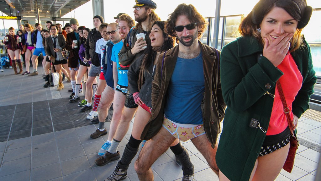 Εκατοντάδες Λονδρέζοι μπήκαν στο μετρό με τα εσώρουχα τους – ΒΙΝΤΕΟ