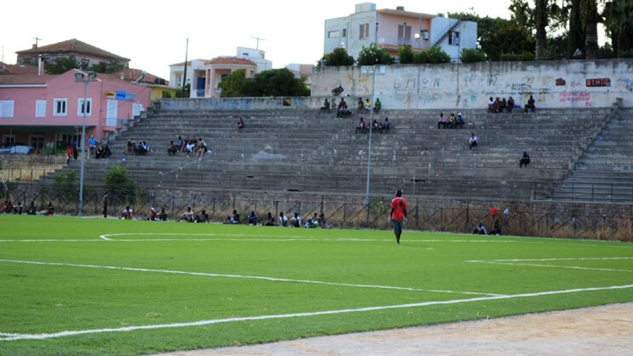 Μετανάστης έριξε κουτουλιά στον υπεύθυνο του γηπέδου της Μόριας