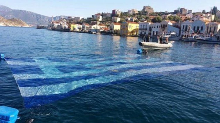 Στο Καστελόριζο η μεγαλύτερη υποβρύχια ελληνική σημαία – ΦΩΤΟ