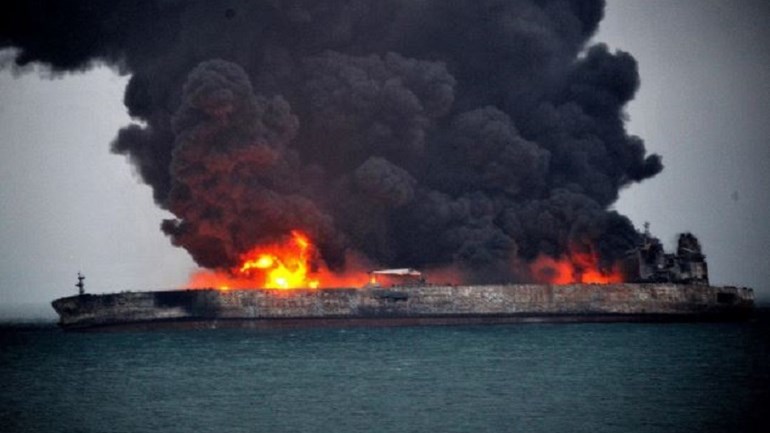 Κινδυνεύει να εκραγεί το ιρανικό δεξαμενόπλοιο που συγκρούστηκε με κινεζικό φορτηγό- BINTEO