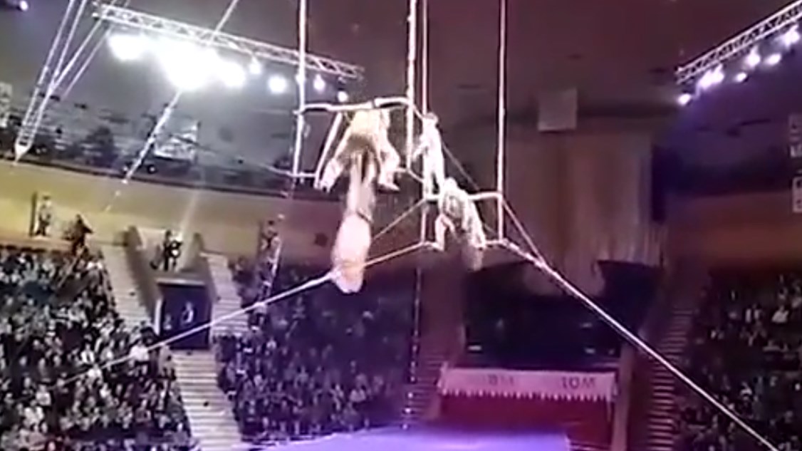Ακροβάτης γλίστρησε από τα χέρια συναδέλφου της και έπεσε στο κενό – ΒΙΝΤΕΟ