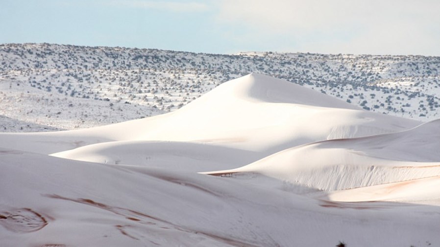 Ο καιρός “τρελάθηκε” – Η έρημος Σαχάρα καλύφθηκε από χιόνι – ΦΩΤΟ