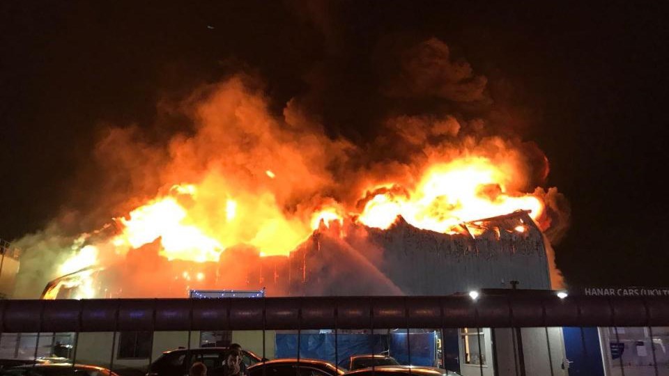Μεγάλη πυρκαγιά σε εργοστάσιο στο Λονδίνο – ΦΩΤΟ ΚΑΙ ΒΙΝΤΕΟ