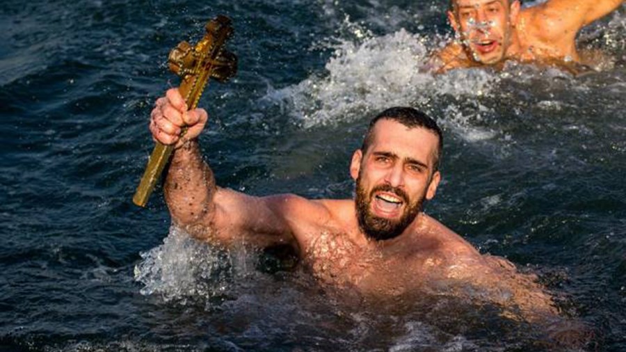 Η από καρδιάς εξομολόγηση και το τάμα του άνδρα που έπιασε για 13η χρονιά τον Σταυρό- ΒΙΝΤΕΟ