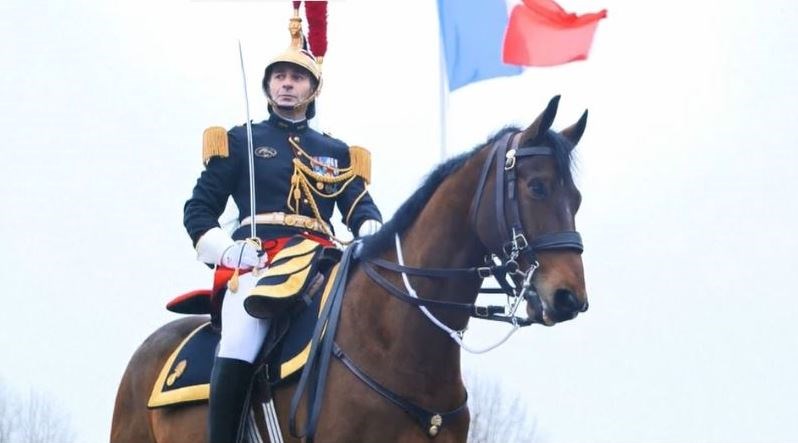 Άλογο της προεδρικής φρουράς έκανε δώρο στον Κινέζο πρόεδρο ο Μακρόν – ΒΙΝΤΕΟ
