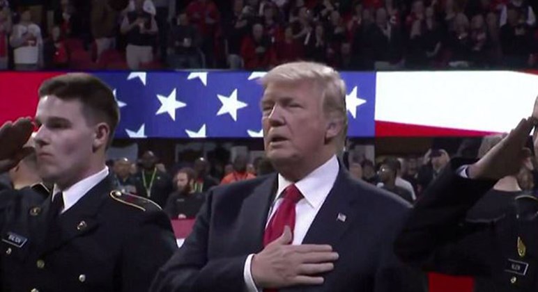 Νέα γκάφα από τον Τραμπ – Ξέχασε τον Εθνικό Ύμνο των ΗΠΑ – ΒΙΝΤΕΟ