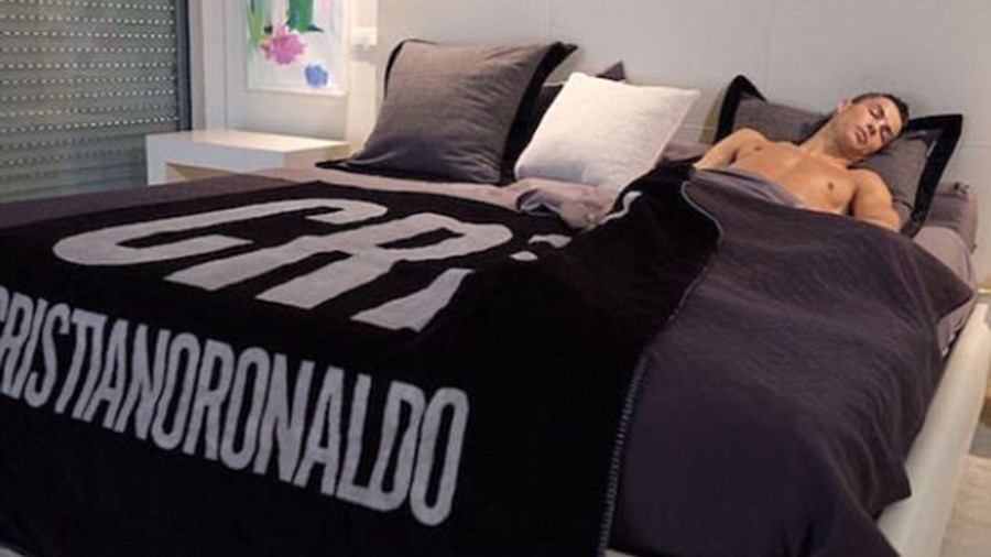 Μπήκαμε μέσα στο “παλάτι” του Ρονάλντο – Το μονόγραμμά του υπάρχει ακόμη και στις…κουβέρτες – ΦΩΤΟ