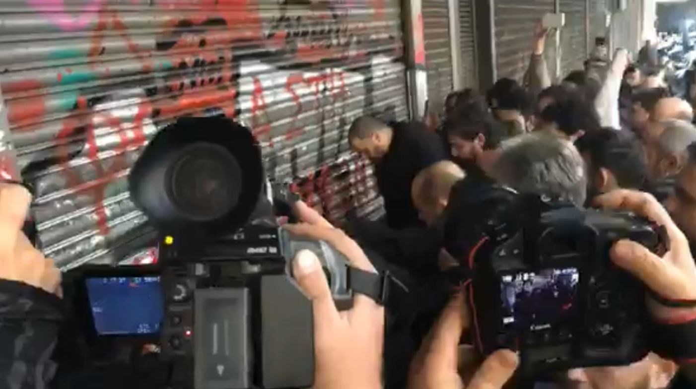 «Ντου» του ΠΑΜΕ στο υπουργείο Εργασίας – ΤΩΡΑ