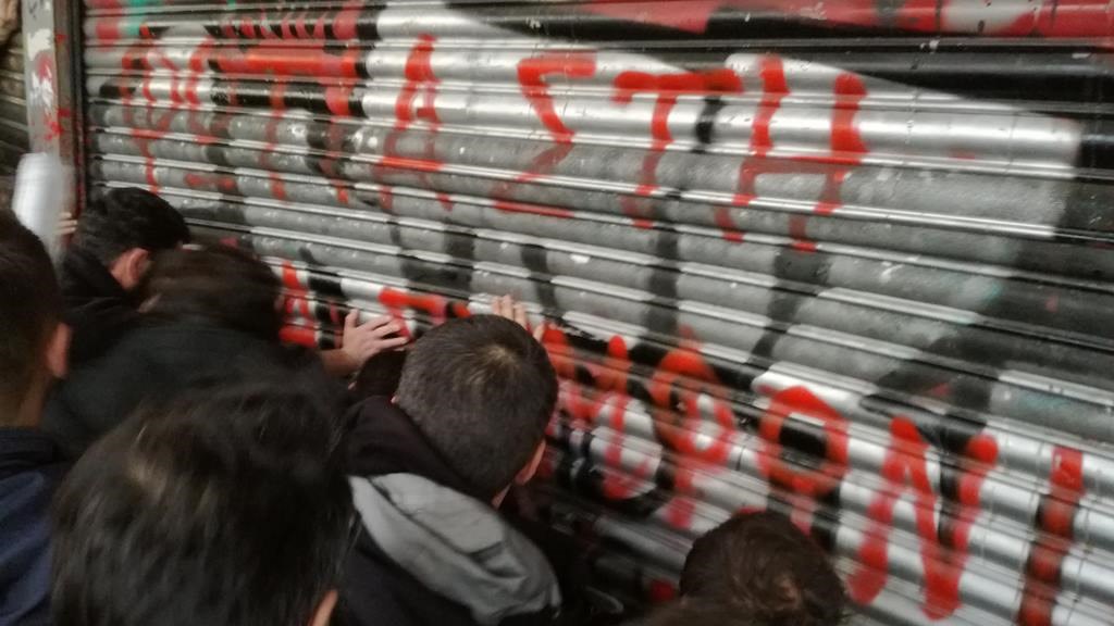 Νέες ΦΩΤΟ από το “ντου” του ΠΑΜΕ στο Υπουργείο Εργασίας