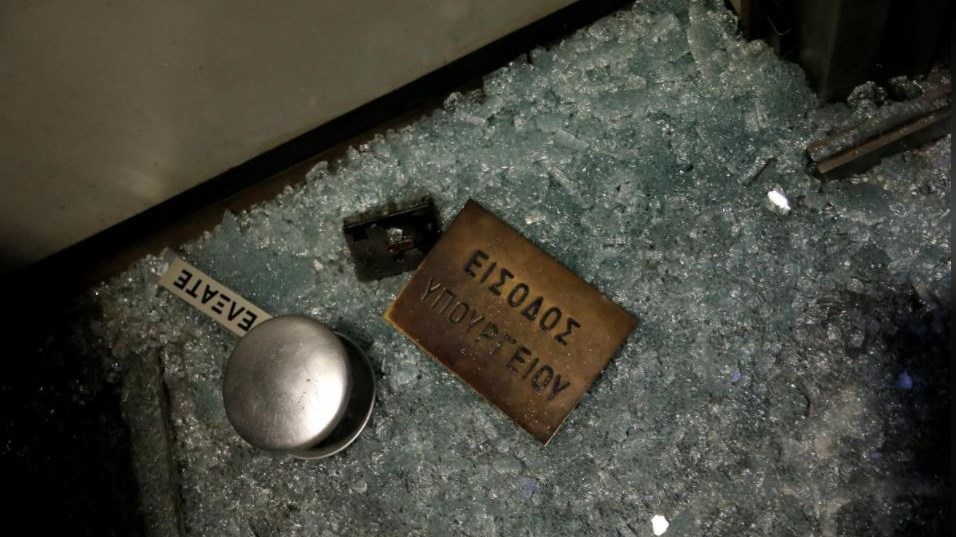 Το υπ. Εργασίας για το «ντου» του ΠΑΜΕ: Η υπουργός τους δέχτηκε και αυτοί επέλεξαν κραυγές και επικοινωνιακό σόου