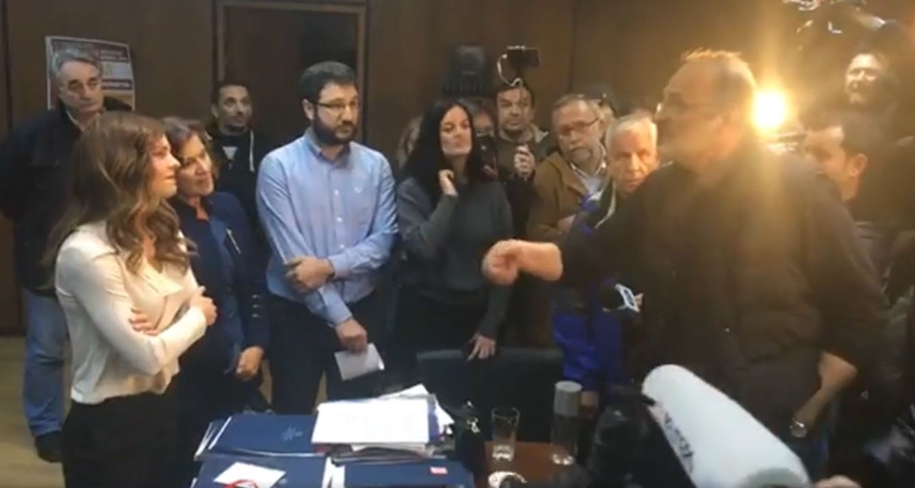 Γυαλιά-καρφιά στο υπουργείο Εργασίας – Η εισβολή του ΠΑΜΕ και ο διάλογος με την Αχτσιόγλου – ΒΙΝΤΕΟ