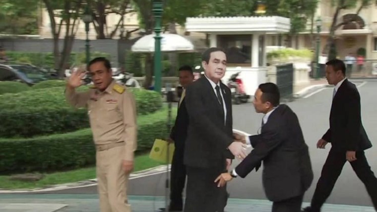 Ξεπέρασε τον εαυτό του – Δεν φαντάζεστε τι έκανε ο Πρωθυπουργός της Ταϊλάνδης στους δημοσιογράφους – ΒΙΝΤΕΟ
