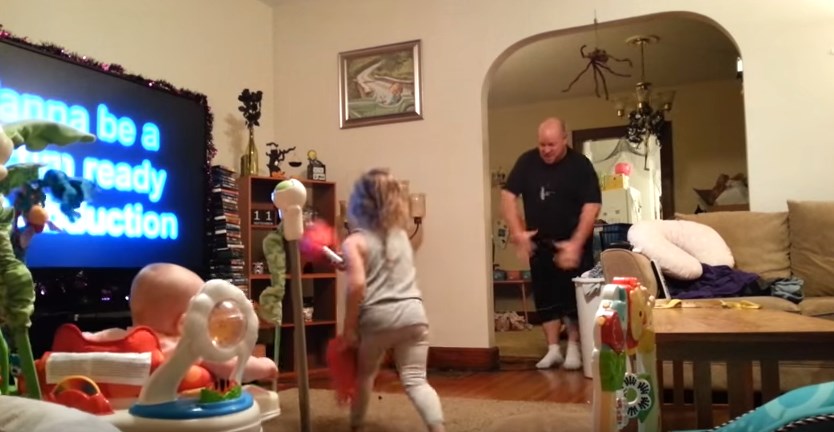 Όταν ο μπαμπάς… προσέχει τα παιδιά – Ξεκαρδιστικό ΒΙΝΤΕΟ