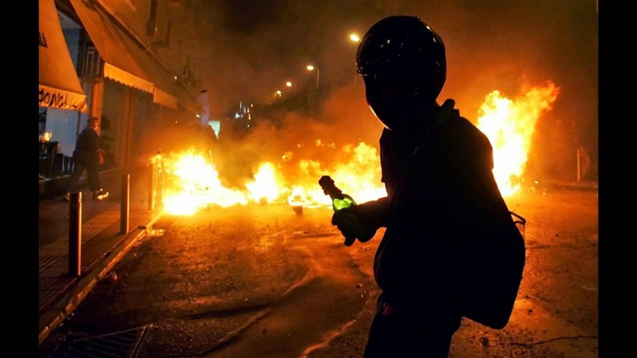 Διπλή επίθεση κουκουλοφόρων με μολότοφ σε αστυνομικούς