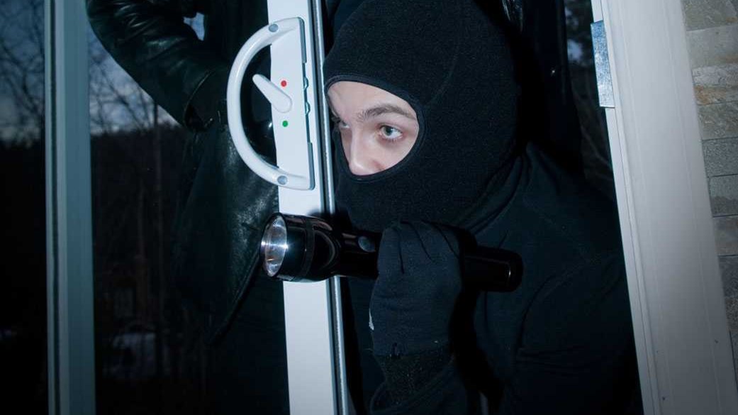 “Δασκάλεψε” τον ληστή και τον έστειλε στο σπίτι της αδελφής της