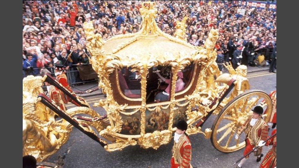 Η βασίλισσα Ελισάβετ παραπονιέται για την “φρικτή” βασιλική άμαξα και πετάει “καρφιά” για τα παιδιά της – ΦΩΤΟ-ΒΙΝΤΕΟ