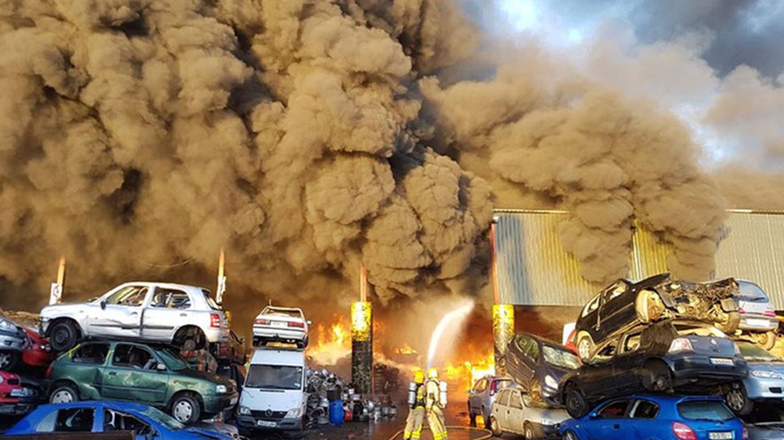 Μεγάλη πυρκαγιά κοντά στο αεροδρόμιο του Δουβλίνου – “Πνίγηκε” από τον καπνό η περιοχή – ΦΩΤΟ