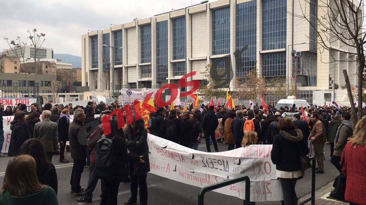 Νέες ΦΩΤΟ από τη συγκέντρωση κατά των πλειστηριασμών στο Ειρηνοδικείο Αθηνών