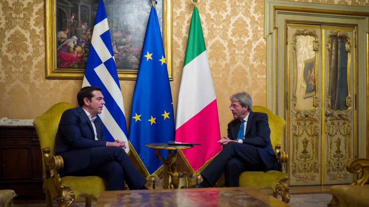 Σε εξέλιξη η συνάντηση Τσίπρα – Τζεντιλόνι – ΦΩΤΟ