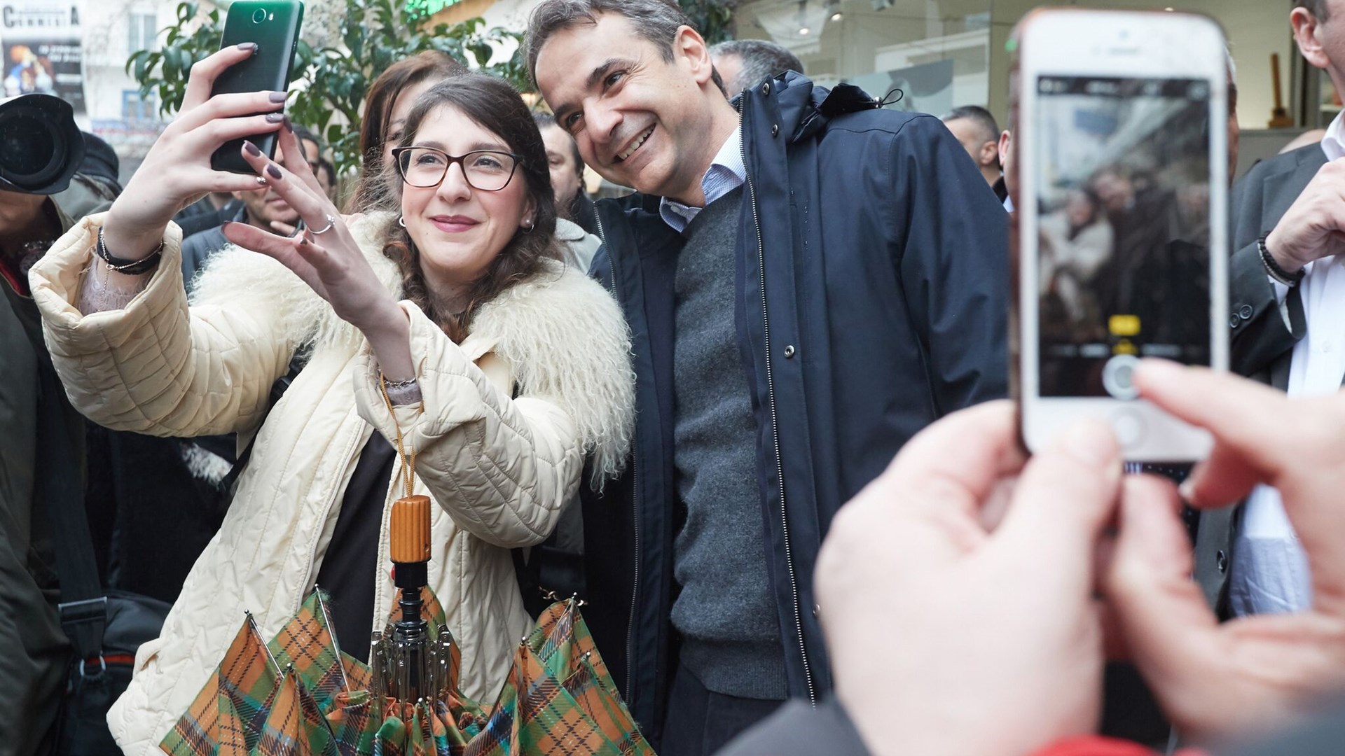 Οι selfies και οι τσικουδιές του Μητσοτάκη στην Κατερίνη – ΦΩΤΟ