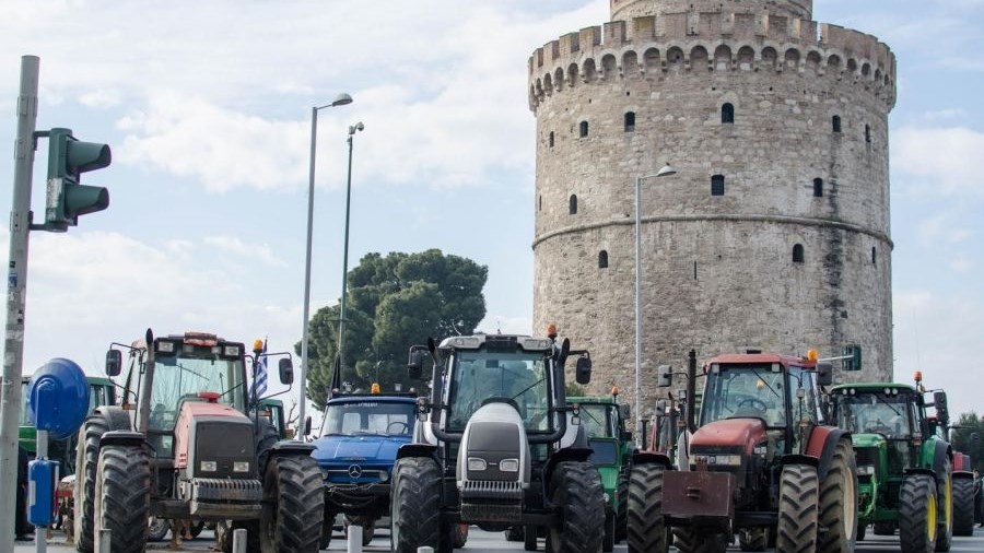 Ζεσταίνουν τα τρακτέρ τους οι αγρότες της Λάρισας