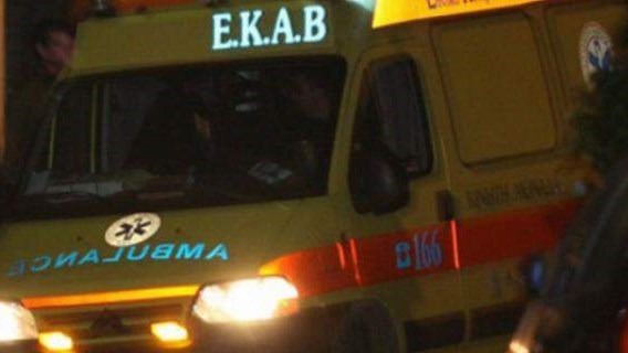 Αυτοκίνητο καρφώθηκε σε περίπτερο στο Παλαιό Φάληρο – Στο νοσοκομείο ο ιδιοκτήτης