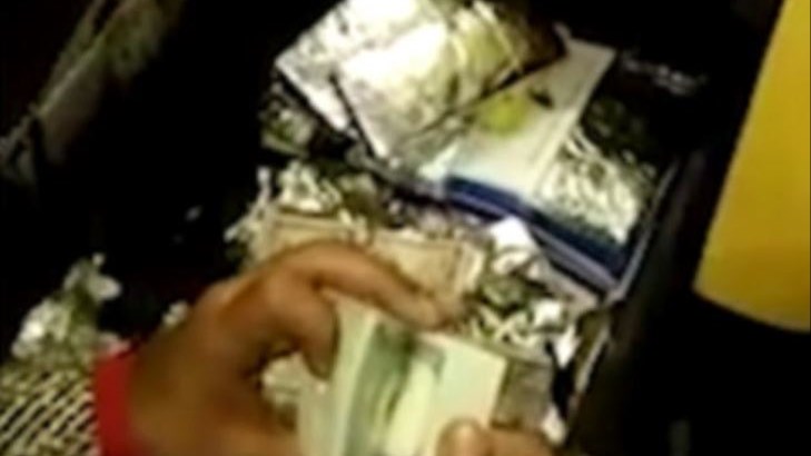 Αεροσυνοδός «πιάστηκε» με 500.000 δολάρια στις αποσκευές της– ΦΩΤΟ– ΒΙΝΤΕΟ
