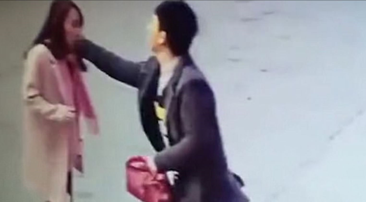 Ταξίδεψε 850 χιλιόμετρα για να δείρει μία πελάτισσα που «έθαψε» το κατάστημά του – ΦΩΤΟ – ΒΙΝΤΕΟ