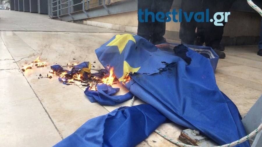 Μέλη του ΠΑΜΕ έκαψαν τη σημαία της Ε.Ε. έξω από τα δικαστήρια Θεσσαλονίκης – BINTEO