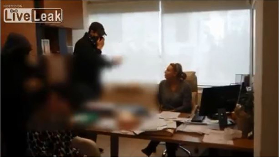 Δείτε το ΒΙΝΤΕΟ από την εισβολή του Ρουβίκωνα σε συμβολαιογραφείο στην Ομόνοια