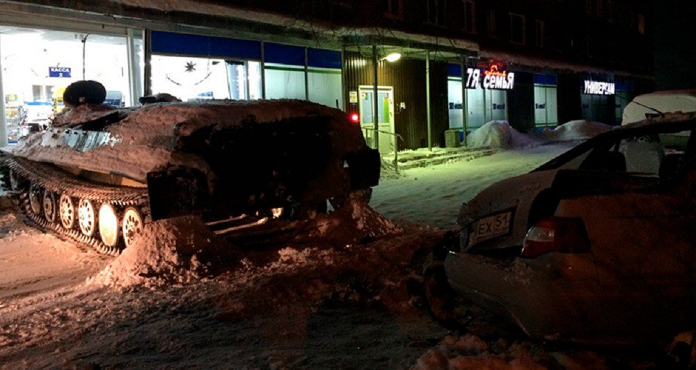 Μπούκαρε με τανκ σε σουπερμάρκετ για… να κλέψει ένα μπουκάλι κρασί – ΒΙΝΤΕΟ