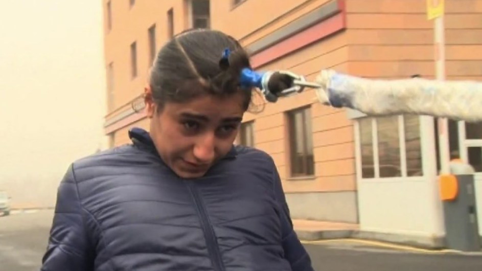 16χρονη μετακίνησε αυτοκίνητο 2 τόνων με… την κοτσίδα της – ΒΙΝΤΕΟ