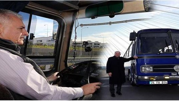 Ο Τούρκος Πρωθυπουργός έδωσε συνέντευξη οδηγώντας λεωφορείο – ΒΙΝΤΕΟ