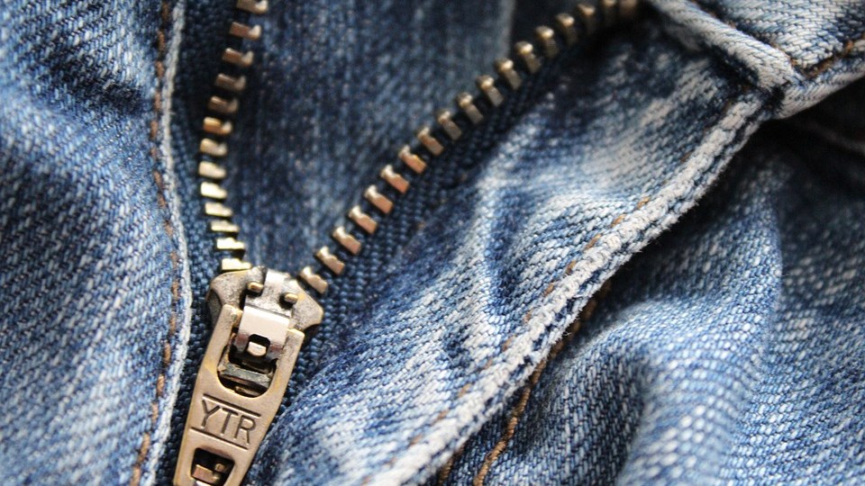 Κατεβαίνει το φερμουάρ σου; Με αυτό το κόλπο θα το σταματήσεις