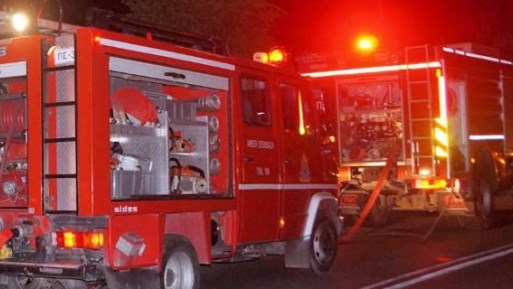 Σαλαμίνα: Νεκρή 57χρονη από έκρηξη και πυρκαγιά σε διώροφο κτίριο