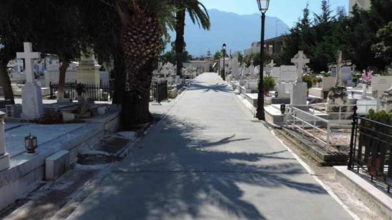 Στην “τσιμπίδα” της εφορίας οι γυναίκες που ανάβουν τα καντήλια στα νεκροταφεία