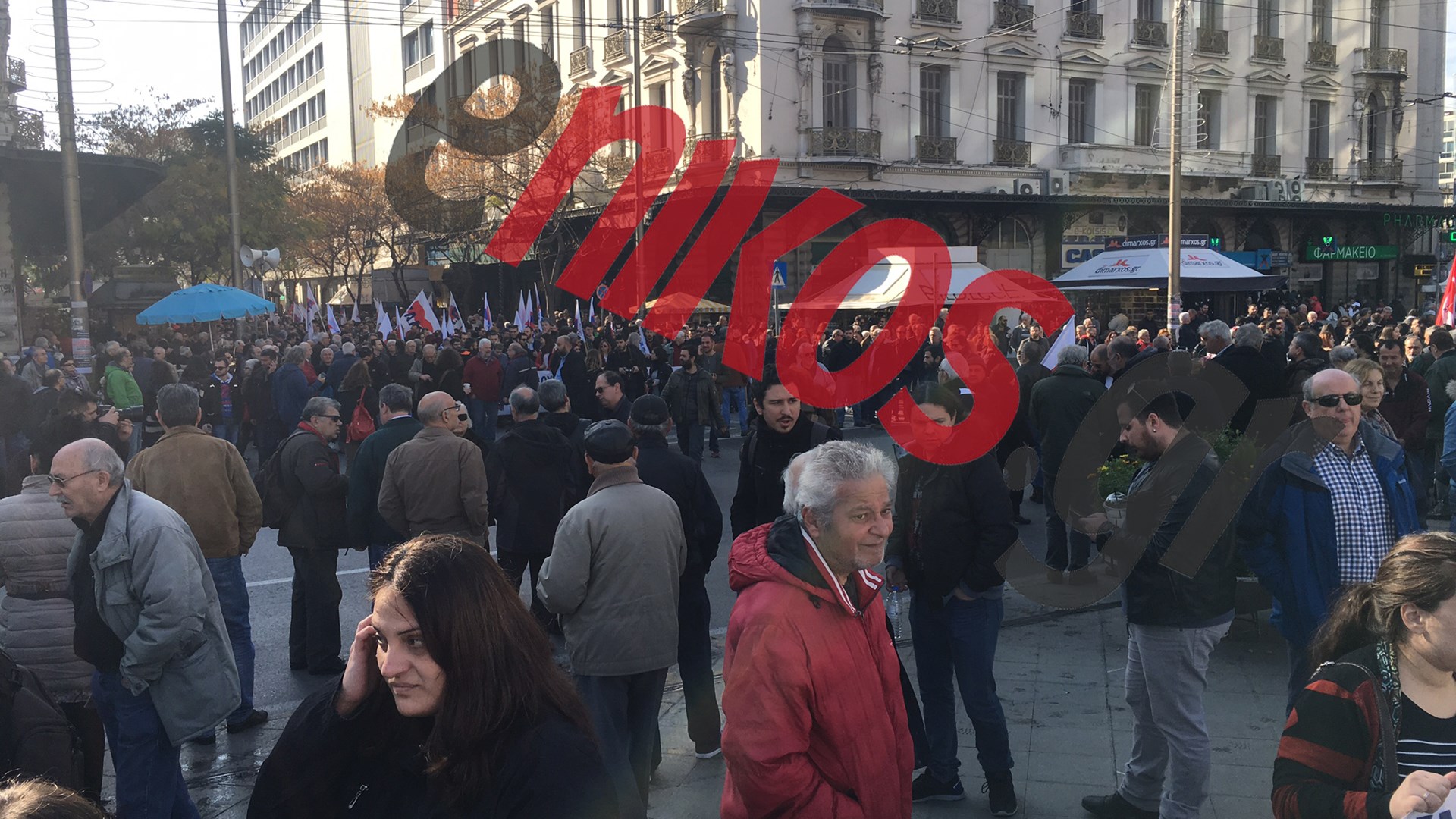 ΦΩΤΟ από τη συγκέντρωση του ΠΑΜΕ στην Ομόνοια – ΤΩΡΑ