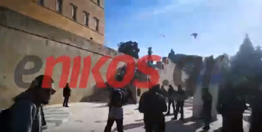 ΒΙΝΤΕΟ από τα επεισόδια έξω από τη Βουλή