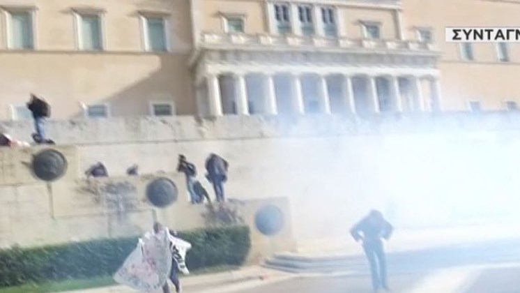 Ένταση και χημικά έξω από τη Βουλή – Νέο ΒΙΝΤΕΟ